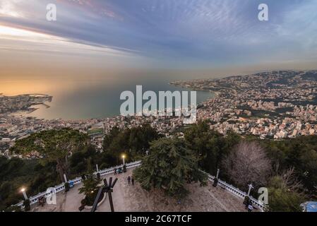 Vue aérienne depuis la grande statue du sanctuaire marial notre-Dame du Liban et un site de pèlerinage dans la ville de Harissa au Liban Banque D'Images