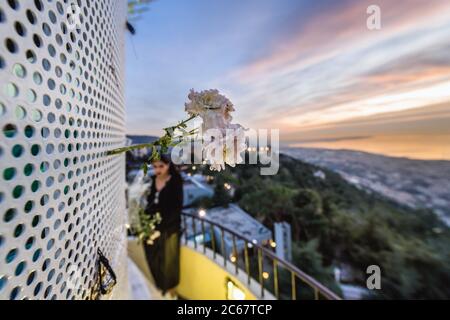 Vue depuis la grande statue du sanctuaire notre-Dame du Liban et un lieu de pèlerinage dans la ville de Harissa au Liban Banque D'Images