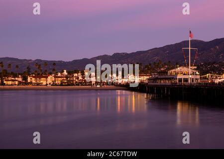 Santa Barbara Pier à la tombée de la nuit, Californie, États-Unis Banque D'Images