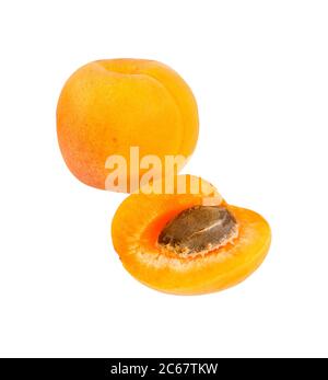 Abricot isolé. Abricots avec tranche. Les abricots frais s'isolent sur fond blanc. Banque D'Images