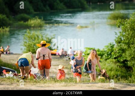 Russie, Saint-Pétersbourg, 24 juin 2020 : les gens se détendent sur le lac par une chaude journée d'été Banque D'Images