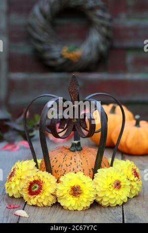 décoration d'automne avec dahlias jaunes. citrouilles et couronne rouille Banque D'Images