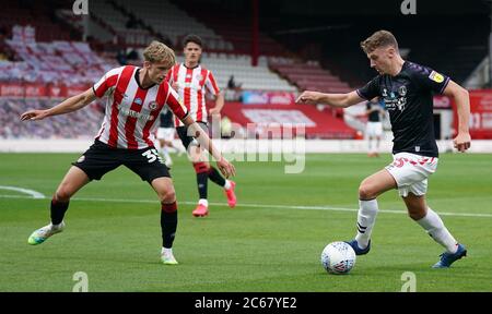 Alfie Doughty de Charlton Athletic en action pendant le match du championnat Sky Bet à Griffin Park, Londres. Banque D'Images