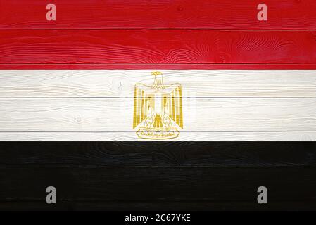 Drapeau égyptien peint sur un arrière-plan en bois ancien. Texture bois brossé. Drapeau de fond de texture en bois de l'Égypte. Banque D'Images