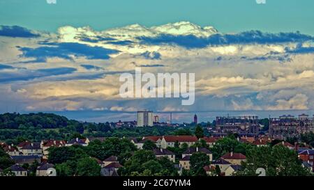 Glasgow, Écosse, Royaume-Uni 7 juillet, 2020: Royaume-Uni Météo: Temps changeant vu soleil et pluie montrer comme ciel rempli de nuages sur l'extrémité ouest de la ville. Crédit : Gerard Ferry/Alay Live News Banque D'Images