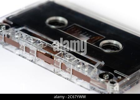 Ouverture de la tête de bande magnétique gros plan de la cassette audio classique noire isolée sur blanc Banque D'Images