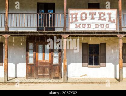 Décor cinématographique d'un ancien hôtel de l'Ouest au Paramount Movie Ranch à Malibu, Californie, États-Unis Banque D'Images