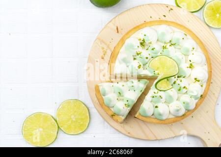 Tarte au fromage citron vert avec crème à fouetter Banque D'Images