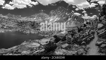 Sapphire Lake, John Muir Trail/Pacific Crest Trail, Sequoia Kings Canyon Wilderness, Kings Canyon National Park, Sierra Nevada Mountains, Californie, États-Unis Banque D'Images