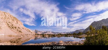Vue panoramique sur le lac brillant dans le parc national de Kings Canyon, Californie, États-Unis Banque D'Images