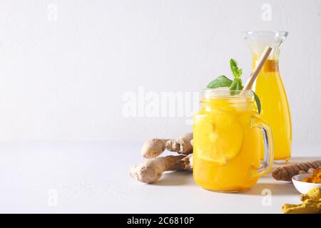 Boisson indonésienne à base de plantes Jamu avec curcuma, gingembre, citron. Banque D'Images