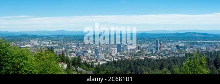 Ville en centre-ville avec Mount Hood menace en arrière-plan, Portland, Oregon, États-Unis Banque D'Images