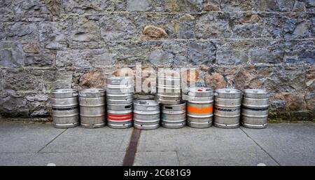 Vue sur les fûts de bière contre le mur sur le trottoir, Galway, Irlande Banque D'Images