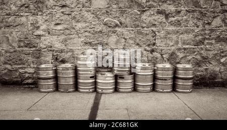 Vue sur les fûts de bière contre le mur sur le trottoir, Galway, Irlande Banque D'Images