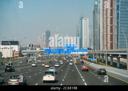 DUBAÏ, Émirats Arabes Unis - février 2020 : circulation sur la route de Dubaï avec de nombreuses voitures. Sheikh Zayed Road - célèbre autoroute de Dubaï. Banque D'Images