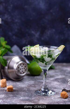 Cocktail au Martini avec citron vert et menthe. Banque D'Images