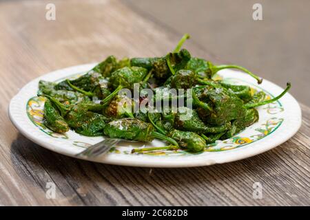 Tapa de Pimientos de Padron (poivrons verts frits) - Grenade, Espagne Banque D'Images