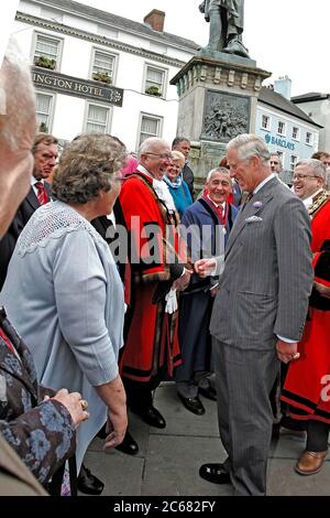 La visite annuelle d'été du Prince Charles l'a amené à Brecon Town, à Powys, au milieu de la Galles, où il a été accueilli par des membres des dignitaires du conseil municipal de Brecon Banque D'Images