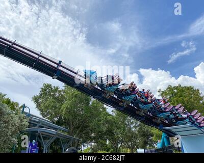 Orlando, FL/USA-7/3/20: Les personnes portant des masques et des distances sociales sur le Mako Rollercoaster Ride à SeaWorld à Orlando, Floride. Banque D'Images