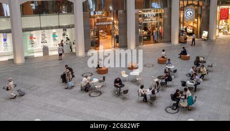 Les gens du complexe commercial Kitte ont été convertis d'un bâtiment de la poste du Japon. Tokyo, Japon Banque D'Images