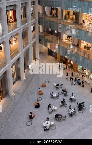 Les gens du complexe commercial Kitte ont été convertis d'un bâtiment de la poste du Japon. Tokyo, Japon Banque D'Images