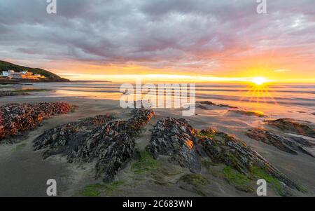 Coucher de soleil sur la plage - Westward Ho!, Devon, Angleterre Banque D'Images