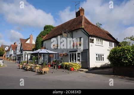 Le Fox Inn, à Finchingfield, dans l'Essex, était autrefois une auberge de coachng. Il a du parse sur le devant. Banque D'Images