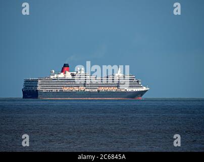 Pendant le coronavirus covid-19, le navire de croisière Queen Victoria IMO 9320556 de Cunard a ancré au large des ports Lowestoft et Southwold, dans le Suffolk, en Angleterre, au Royaume-Uni Banque D'Images