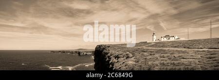 Littoral de l'océan Atlantique et phare de Loop Head, comté de Clare, Irlande Banque D'Images