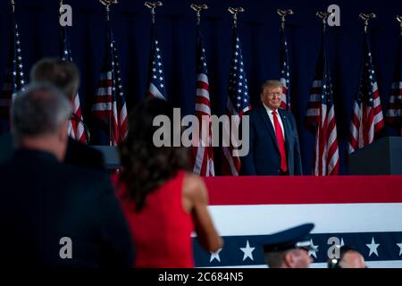 Le président américain Donald Trump regarde vers le gouvernement. Kristi Noem, à gauche, lors de la célébration de la Journée de l'indépendance de Salute to America au monument commémoratif national du Mont Rushmore le 3 juillet 2020 à Keystone, Dakota du Sud. Banque D'Images
