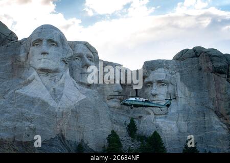 Le président américain Donald Trump et la première dame Melania Trump survolent les colossales sculptures des anciens présidents de Marine One, lors de la célébration du Salute to America Independence Day au Mount Rushmore National Memorial le 3 juillet 2020 à Keystone, Dakota du Sud. Banque D'Images