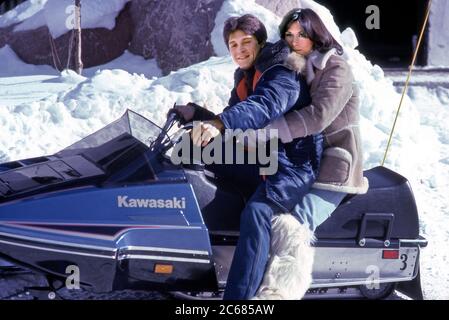 L'actrice Kate Jackson avec son mari Andrew Stevens filmant un épisode de la série télé à succès Charlies Angels à Vail, CO vers 1978 Banque D'Images