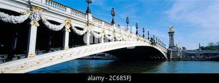 Vue à angle bas du pont Alexandre III et de la Seine, Paris, France Banque D'Images