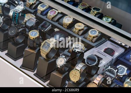 Montres à vendre dans une vitrine dans le centre commercial, Philadelphie, USA Banque D'Images