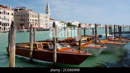 Vue sur les bateaux-taxis du Grand Canal, Venise, Vénétie, Italie Banque D'Images