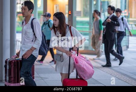 Les personnes qui voyagent à pied se déplacent rapidement dans la partie intérieure de la gare de Tokyo, au Japon. Banque D'Images