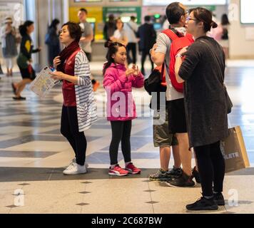 Les personnes qui voyagent à pied se déplacent rapidement dans la partie intérieure de la gare de Tokyo, au Japon. Banque D'Images