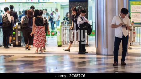 Les personnes qui voyagent à pied se déplacent rapidement dans la partie intérieure de la gare de Tokyo, au Japon. Banque D'Images