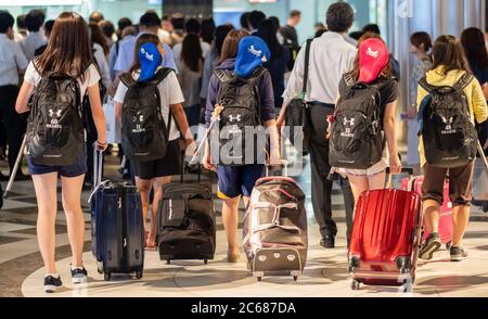 Les personnes qui voyagent à pied se déplacent rapidement dans la partie intérieure de la gare de Tokyo, au Japon. Banque D'Images