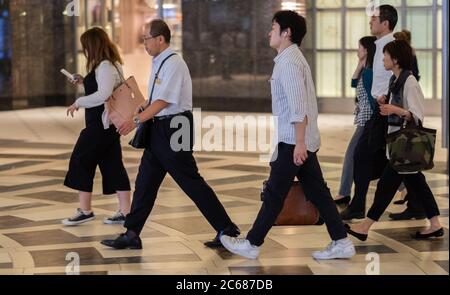 Les personnes qui voyagent à pied se déplacent rapidement dans la partie intérieure de la gare de Tokyo, au Japon. Banque D'Images