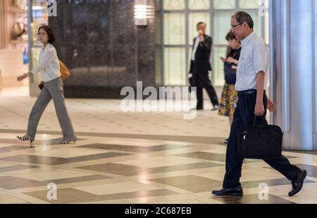 Les personnes qui voyagent à pied se déplacent rapidement dans la partie intérieure de la gare de Tokyo, au Japon. Banque D'Images