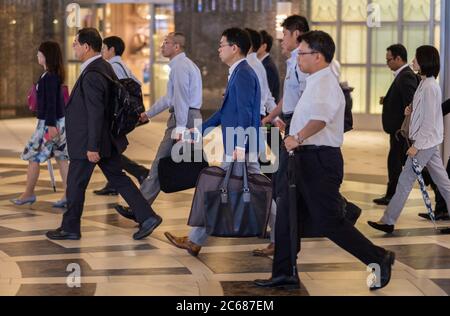 Les personnes qui voyagent à pied se déplacent rapidement dans la partie intérieure de la gare de Tokyo, au Japon. Banque D'Images