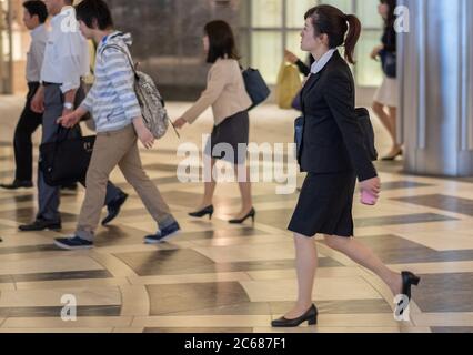 Les personnes qui voyagent à pied se déplacent rapidement dans la partie intérieure de la gare de Tokyo, au Japon. Banque D'Images