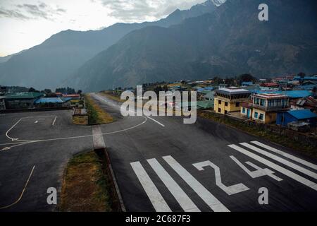 La piste inclinée de Lukla, porte d'entrée de la vallée de Khumbu au Népal. Banque D'Images