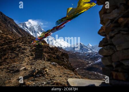 Llotse (à gauche) et Island Peak sur le sentier menant au camp de base de l'Everest. Banque D'Images