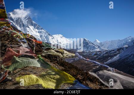 Island Peak et le sommet de Llotse (à gauche) dans la vallée de Khumbu au Népal. Banque D'Images