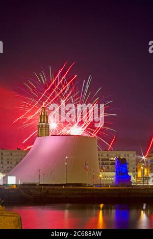 Feux d'artifice au-dessus de la Volcan la nuit, le Havre, Normandie, France Banque D'Images