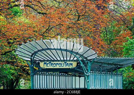 Entrée de la station de métro en automne, Paris, France Banque D'Images