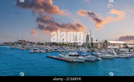 Yacht et port de plaisance de pêche aux Bermudes au coucher du soleil Banque D'Images