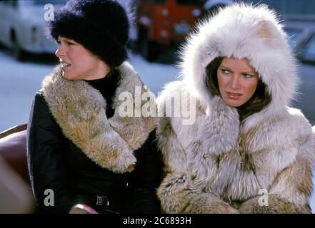 Cheryl Ladd et Jaclyn Smith filmant un épisode de la série télé à succès Charlies Angels à Vail, CO vers 1978 Banque D'Images